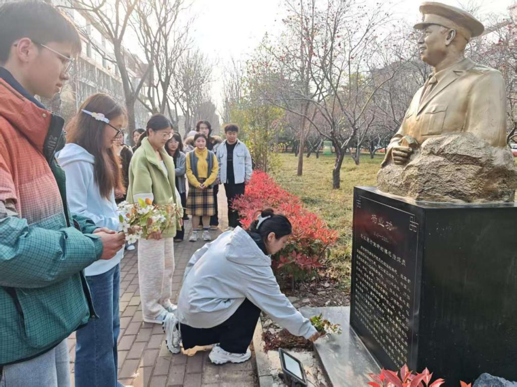 bw必威西汉姆联官方网站开展清明祭扫缅怀先烈活动